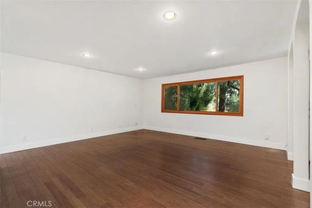 1925 Waterloo, Los Angeles, CA 90039