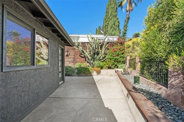 1925 Waterloo, Los Angeles, CA 90039