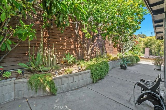 1925 Waterloo, Los Angeles, CA 90039