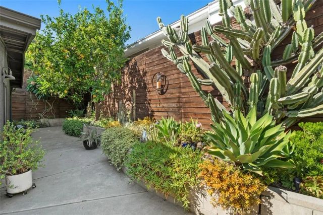1925 Waterloo, Los Angeles, CA 90039