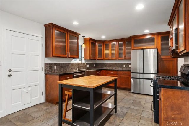 1925 Waterloo, Los Angeles, CA 90039