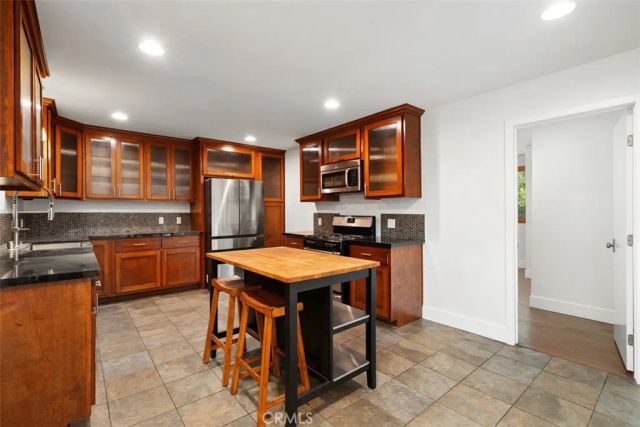 1925 Waterloo, Los Angeles, CA 90039