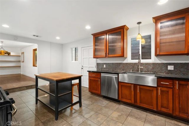 1925 Waterloo, Los Angeles, CA 90039