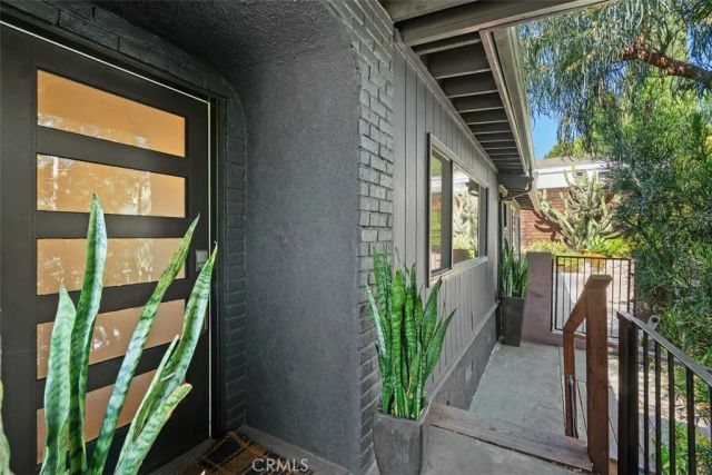1925 Waterloo, Los Angeles, CA 90039