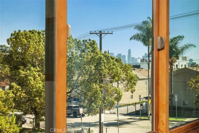 1925 Waterloo, Los Angeles, CA 90039