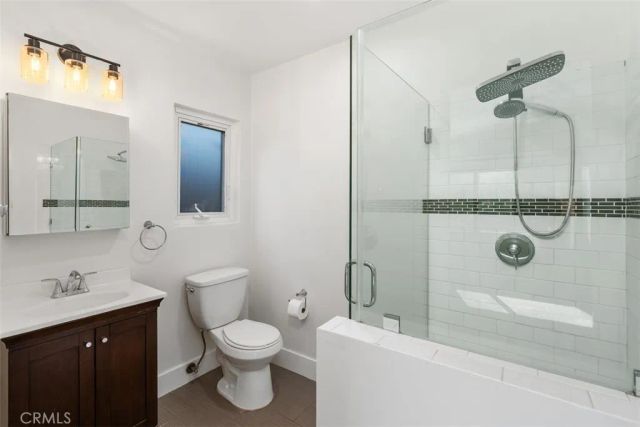 1925 Waterloo, Los Angeles, CA 90039