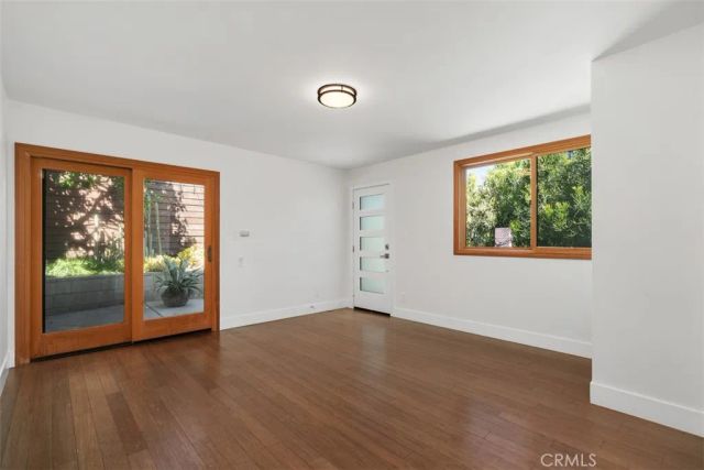 1925 Waterloo, Los Angeles, CA 90039