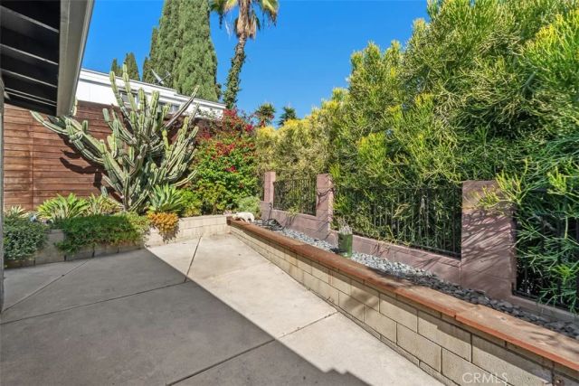 1925 Waterloo, Los Angeles, CA 90039