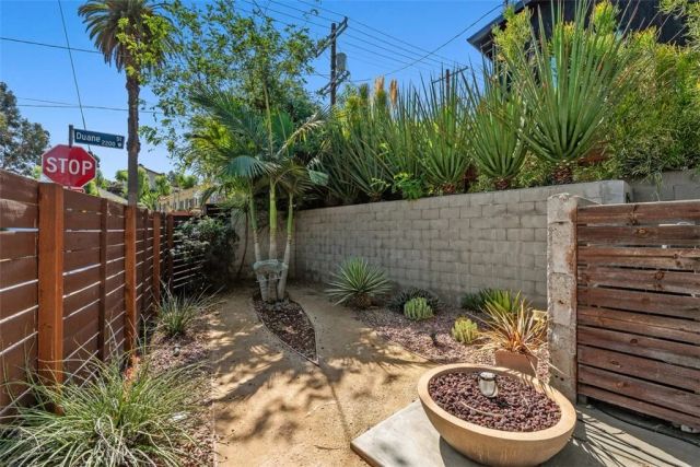 1925 Waterloo, Los Angeles, CA 90039