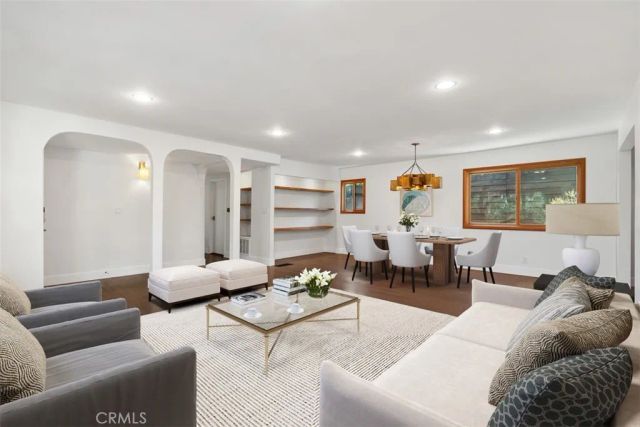 1925 Waterloo, Los Angeles, CA 90039