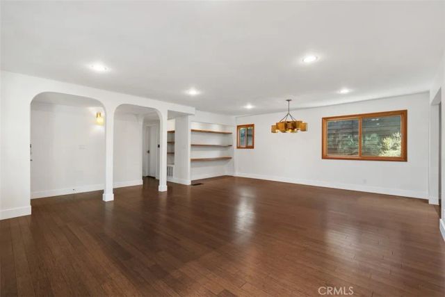 1925 Waterloo, Los Angeles, CA 90039