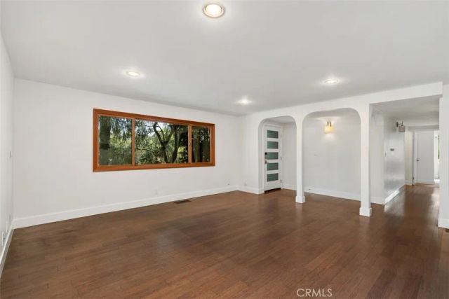 1925 Waterloo, Los Angeles, CA 90039
