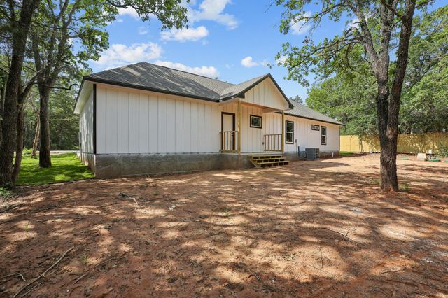 210 Flint Ridge ST, Bastrop, TX 78602