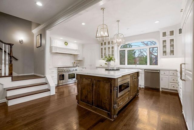 12400 Pembroke Lane, Leawood, KS 66209