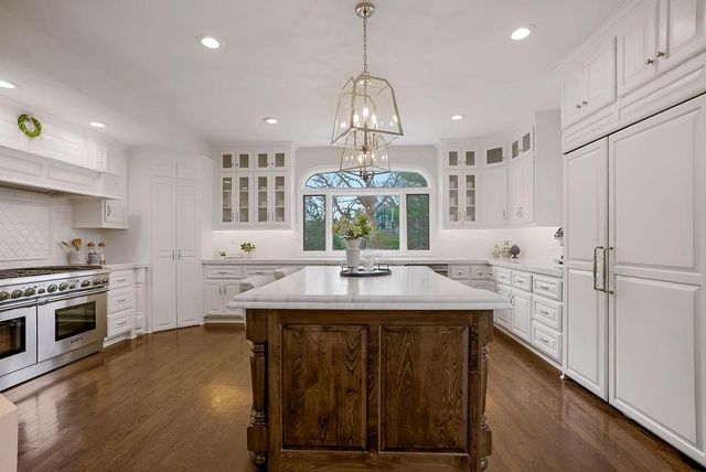 12400 Pembroke Lane, Leawood, KS 66209