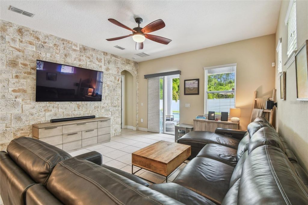Image 32 of property listing at 11307 QUIET FOREST DRIVE, Tampa, FL 33635