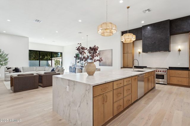 4512 N 38TH Street, Phoenix, AZ 85018