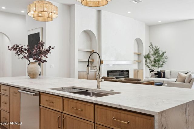 4512 N 38TH Street, Phoenix, AZ 85018