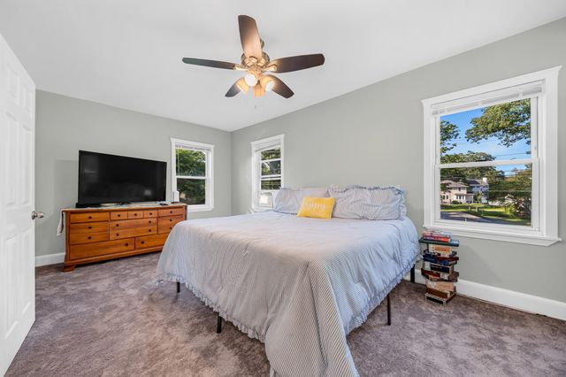 234 Elm St, Amesbury, MA 01913
