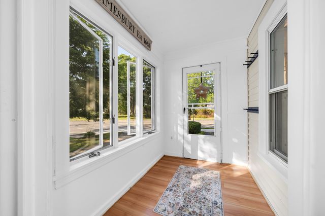 234 Elm St, Amesbury, MA 01913