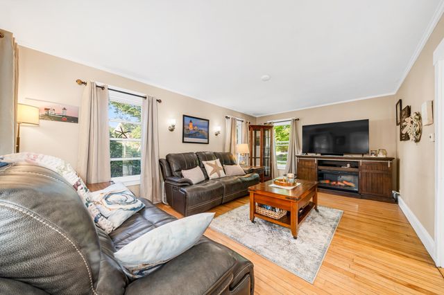 234 Elm St, Amesbury, MA 01913