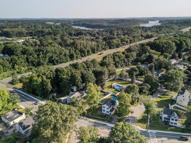 234 Elm St, Amesbury, MA 01913