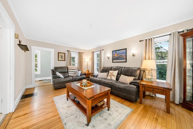 234 Elm St, Amesbury, MA 01913