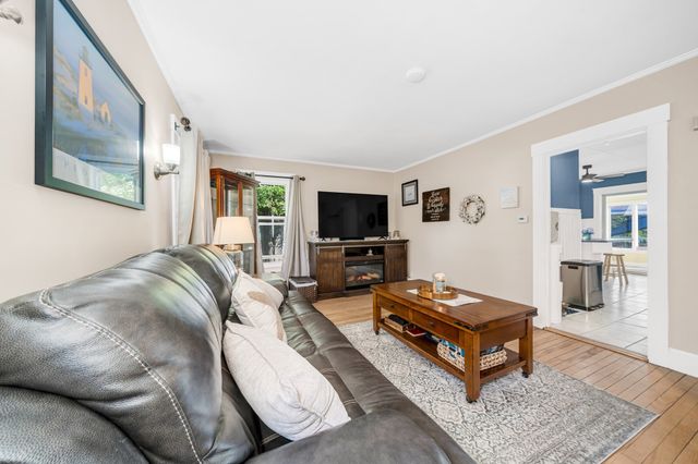 234 Elm St, Amesbury, MA 01913