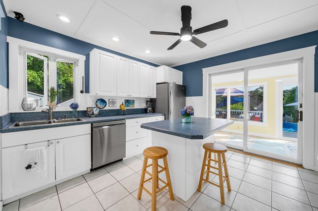 234 Elm St, Amesbury, MA 01913