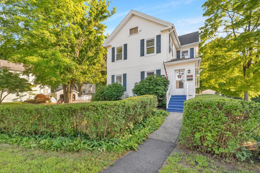 234 Elm St, Amesbury, MA 01913