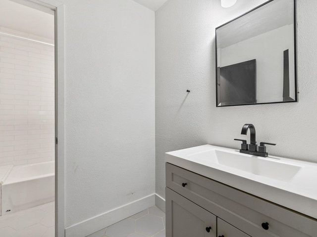 909 Reinli ST 102, Austin, TX 78751