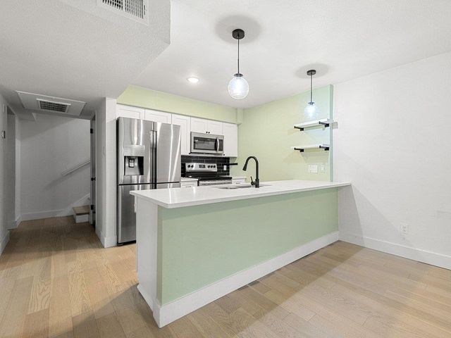909 Reinli ST 102, Austin, TX 78751