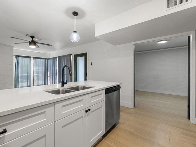 909 Reinli ST 102, Austin, TX 78751