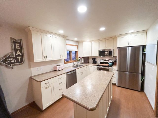 1166 Maplewood Drive, Worthington, MN 56187