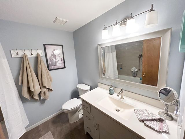 1166 Maplewood Drive, Worthington, MN 56187