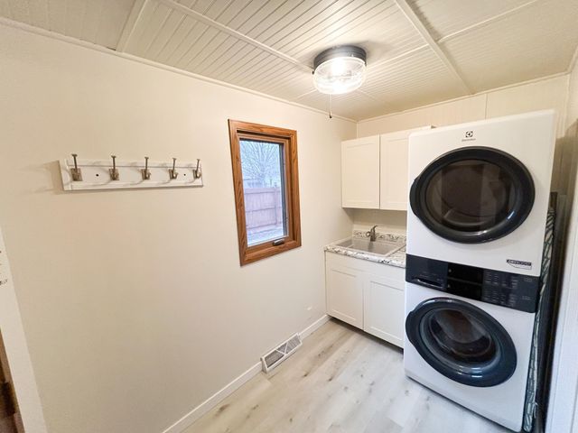 1166 Maplewood Drive, Worthington, MN 56187