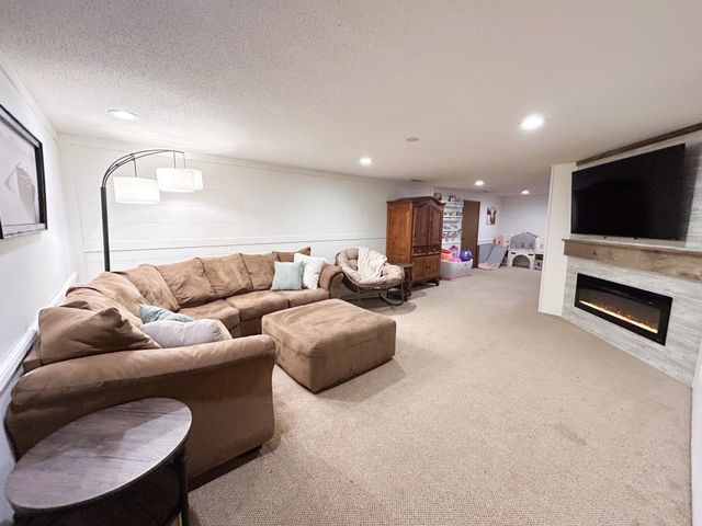 1166 Maplewood Drive, Worthington, MN 56187