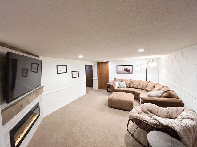 1166 Maplewood Drive, Worthington, MN 56187