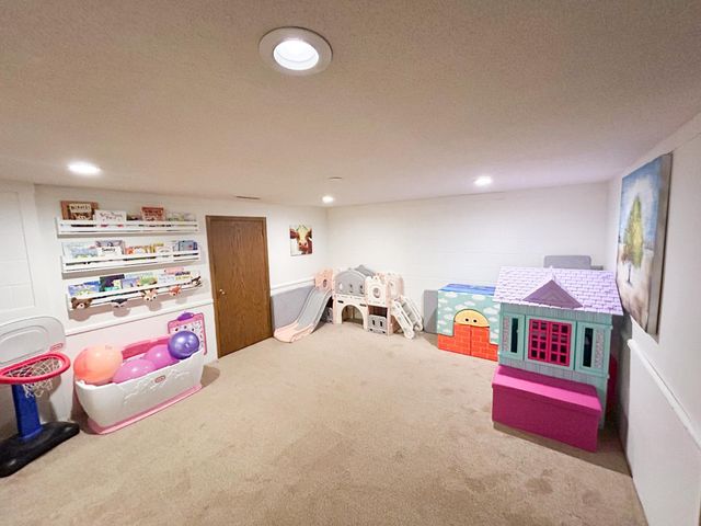 1166 Maplewood Drive, Worthington, MN 56187