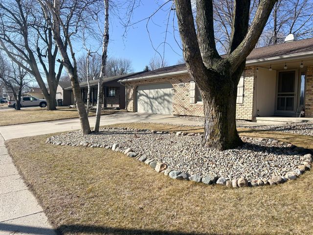 1166 Maplewood Drive, Worthington, MN 56187