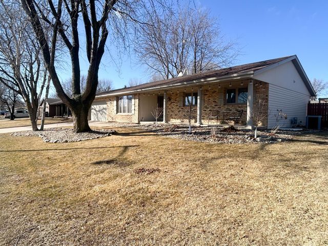 1166 Maplewood Drive, Worthington, MN 56187