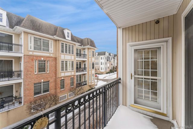 420 Pacing Way, Westbury, NY 11590