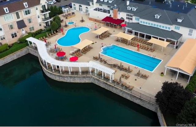 420 Pacing Way, Westbury, NY 11590