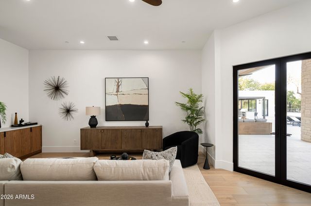 6748 E BERNEIL Lane, Paradise Valley, AZ 85253