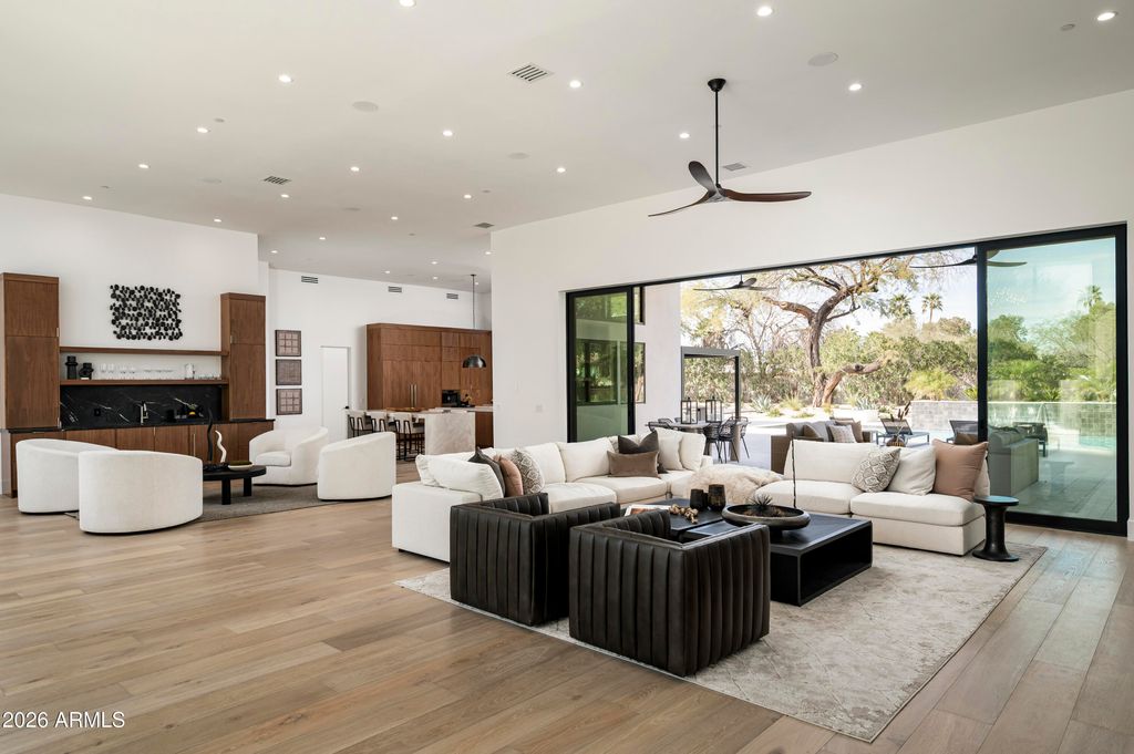 Image 11 of property listing at 6748 E BERNEIL Lane, Paradise Valley, AZ 85253