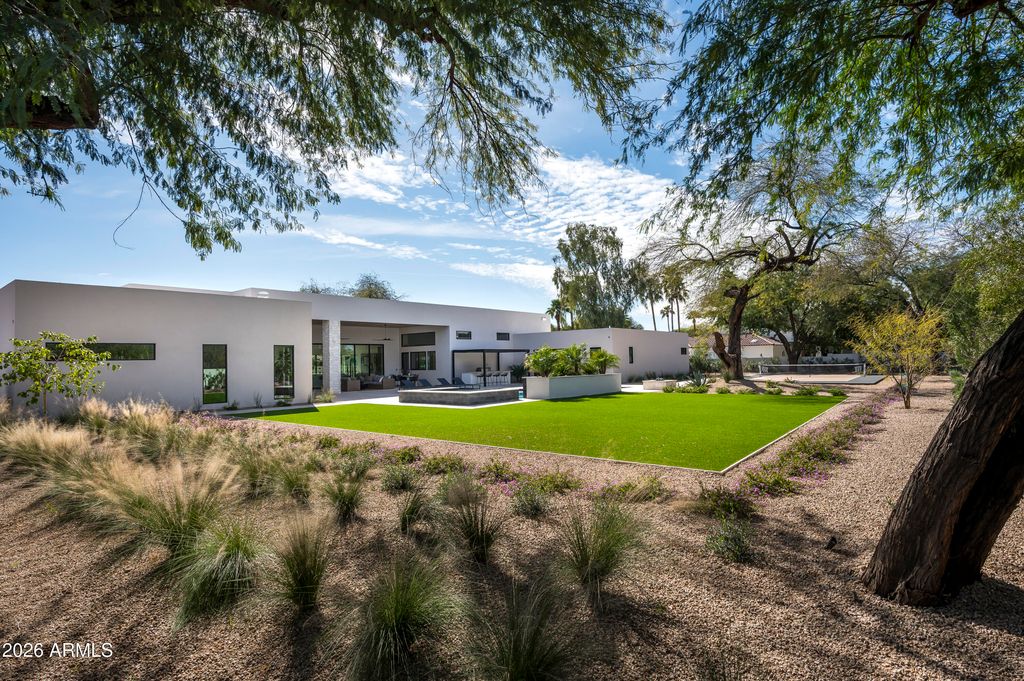 Image 6 of property listing at 6748 E BERNEIL Lane, Paradise Valley, AZ 85253