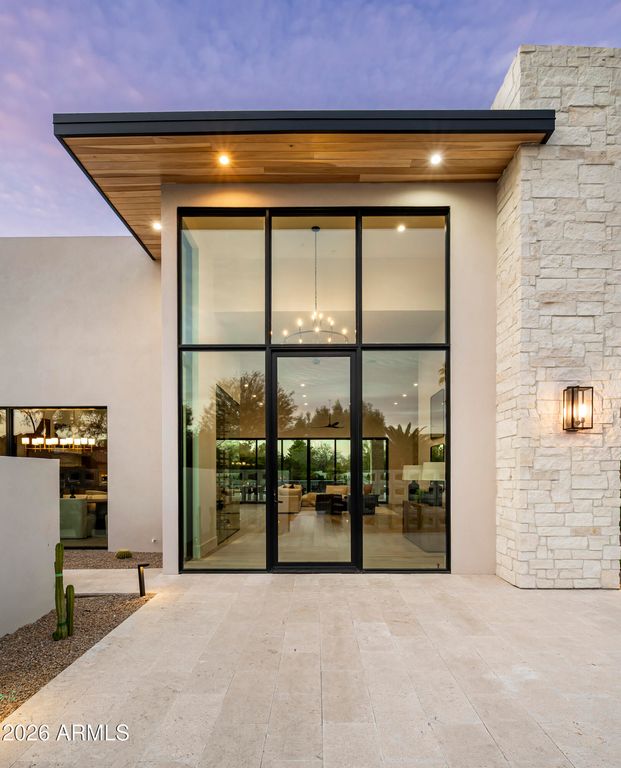 Image 8 of property listing at 6748 E BERNEIL Lane, Paradise Valley, AZ 85253