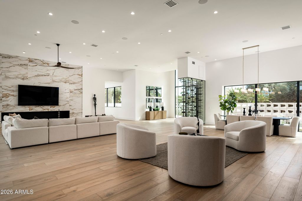 Image 9 of property listing at 6748 E BERNEIL Lane, Paradise Valley, AZ 85253