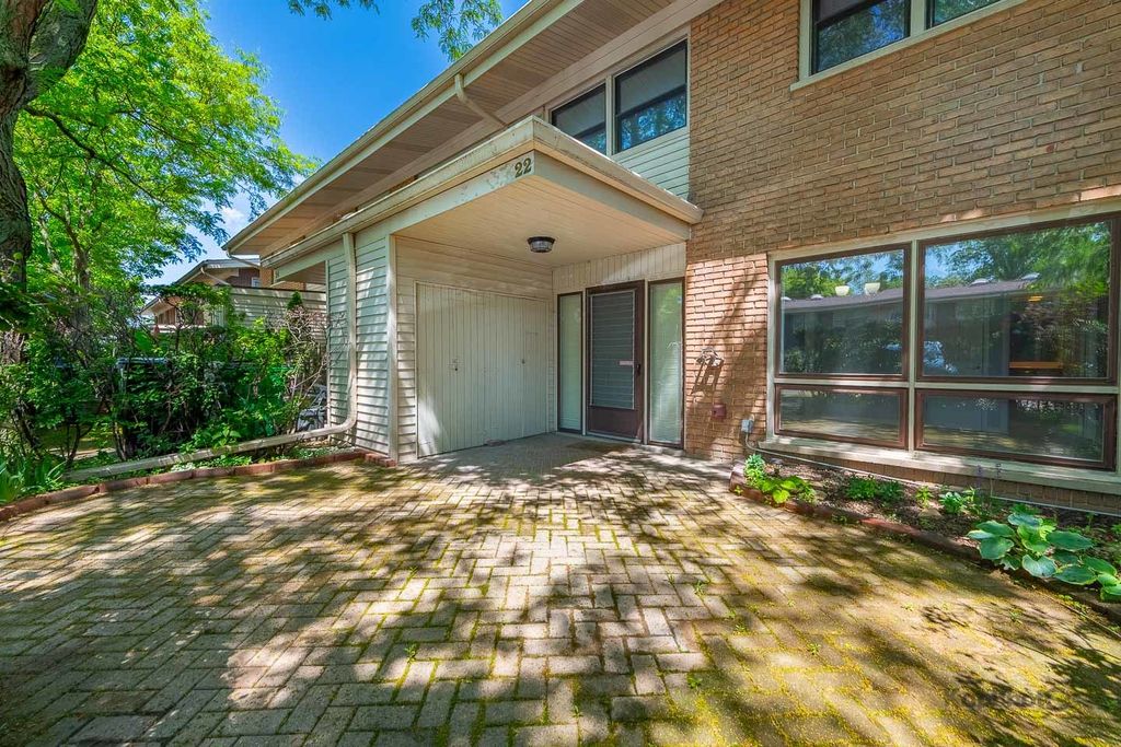 22 N DEE Road 22, Park Ridge, IL 60068