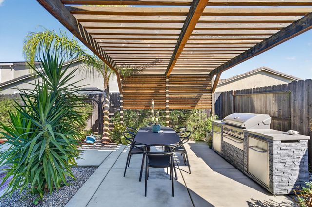 5009 Moonraker Ln, Roseville, CA 95747